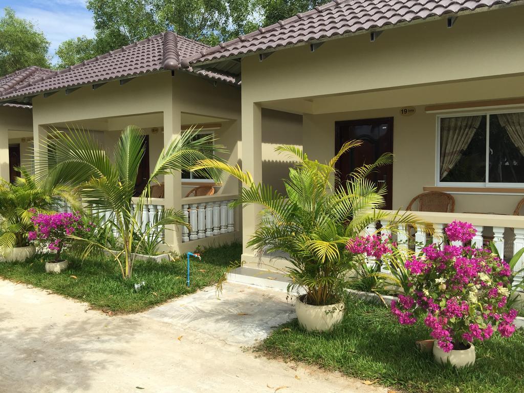 The Moonflower Bungalow Hotel Sihanoukville Exterior photo
