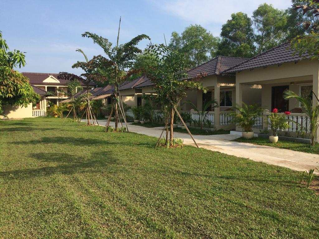 The Moonflower Bungalow Hotel Sihanoukville Exterior photo