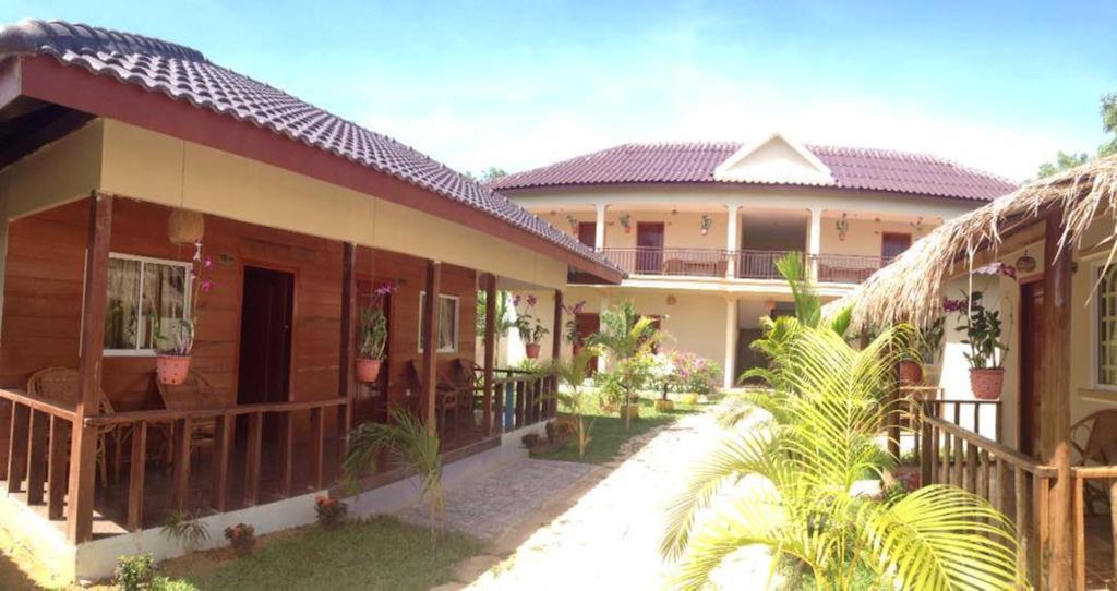 The Moonflower Bungalow Hotel Sihanoukville Exterior photo